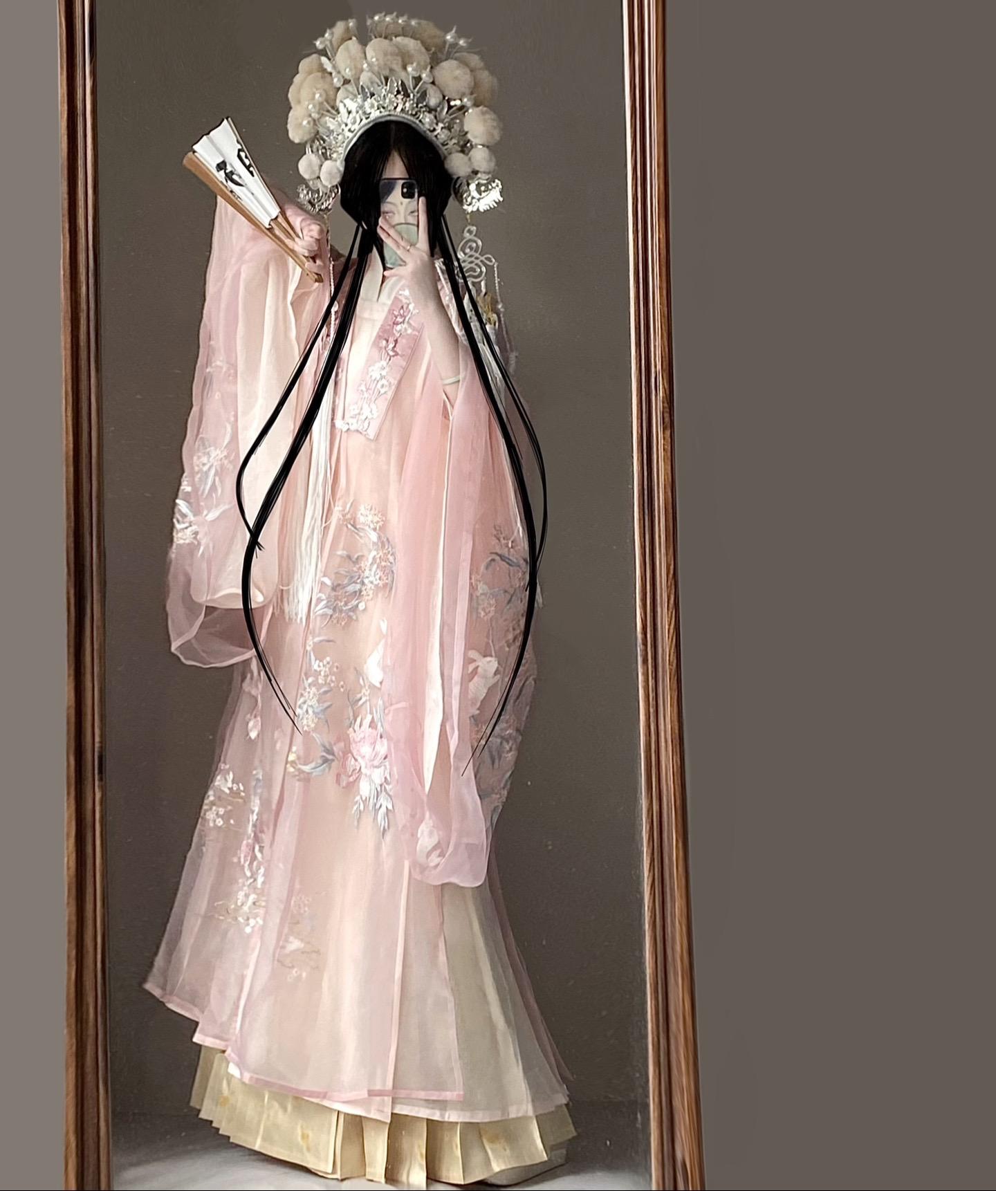 “相见时难别亦难东风无力百花残”