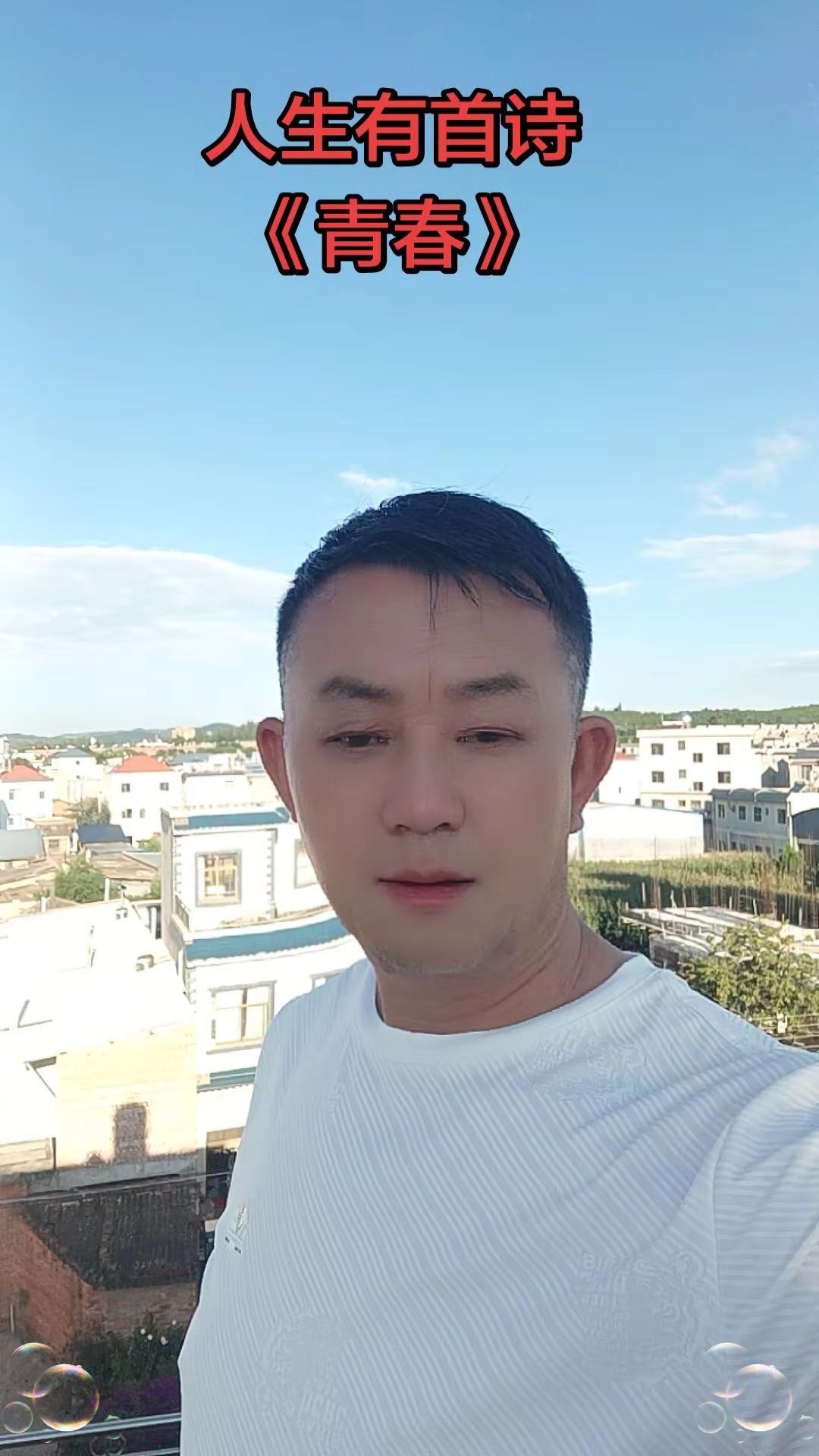 在岁月的宽恕下，成长却如期而至，回眸却已不知青春在转瞬间不见了。可是，天空依然有