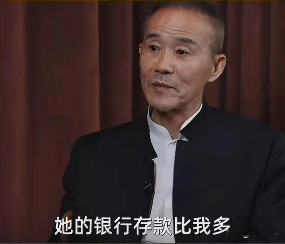 地产大佬王石说他的老婆 mi咪咪也就是田朴珺。他说跟咪咪认识的时候，咪味存款比他