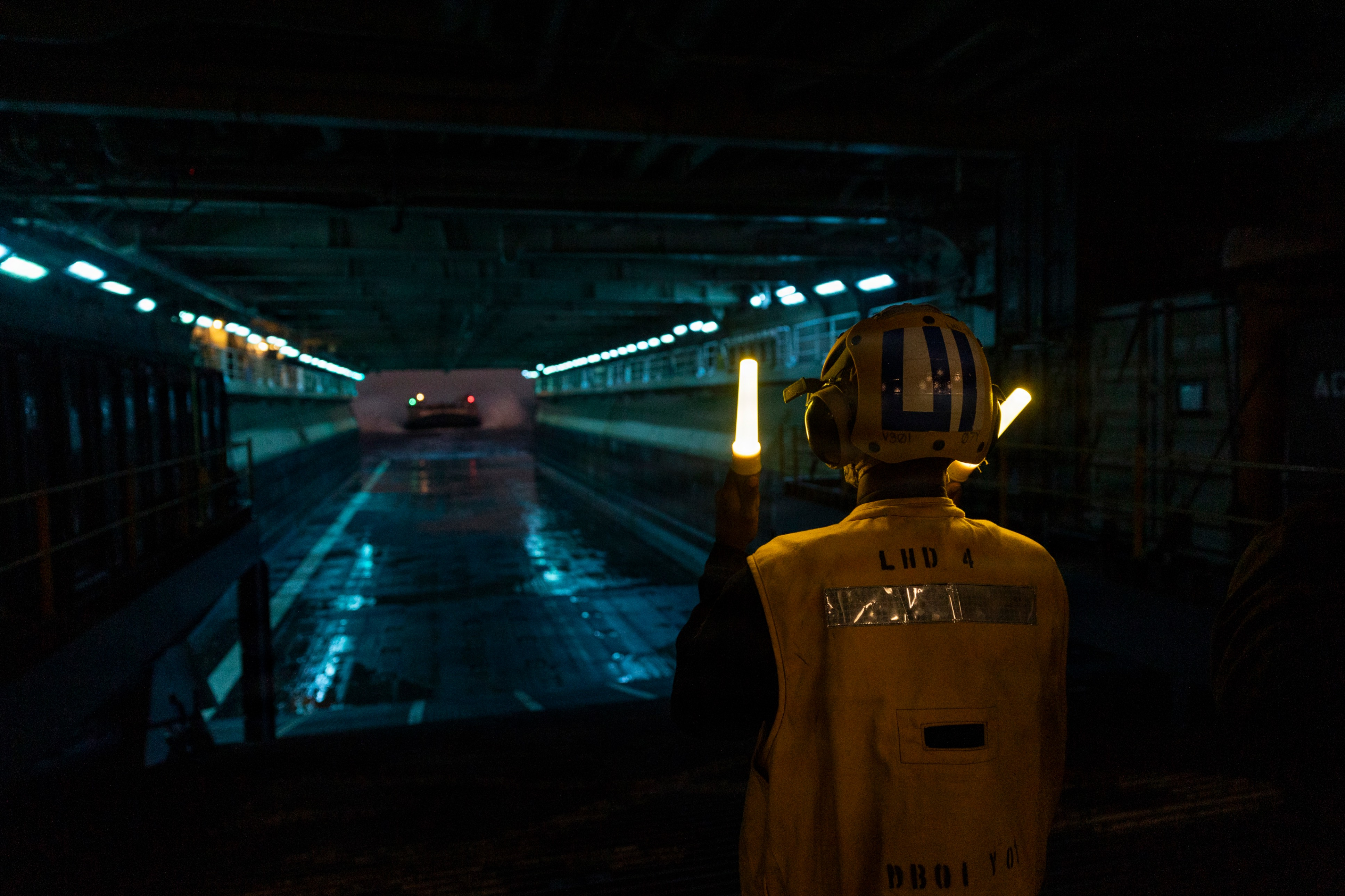 🔻美军发布的还在夏威夷的“拳师”号两栖攻击群训练照片。🔻可以看到LCAC气垫