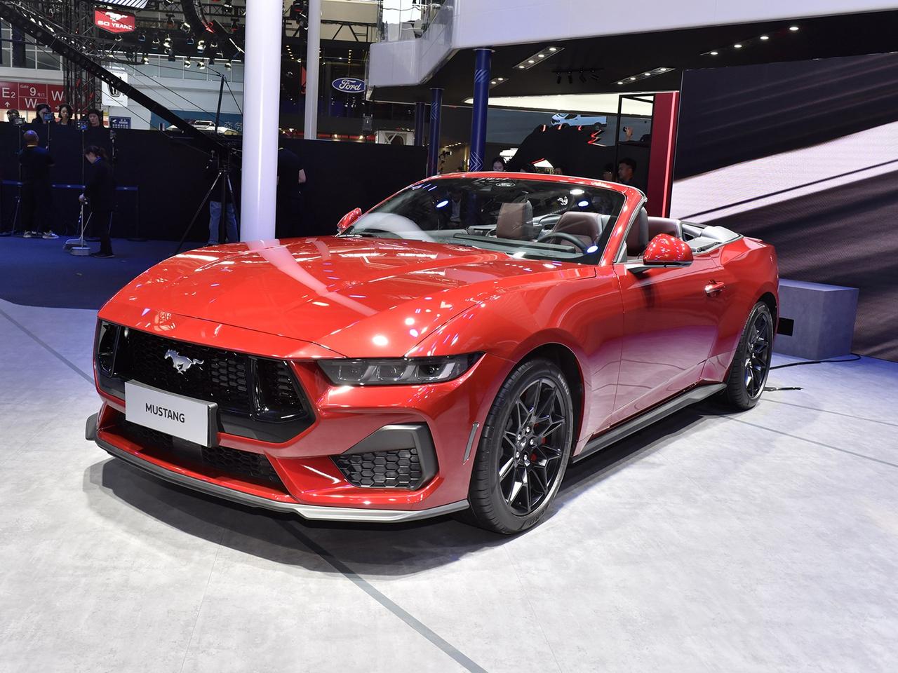 全新福特Mustang将于6月上市，并将同步引入硬顶性能版与敞篷运动版。该车此前