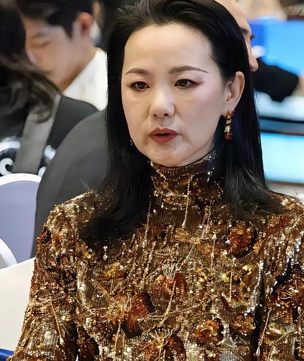 最不像咏梅的一张照片。气色状态都不在线。之前的柔美知性全无。面部松扯，眼神严厉，