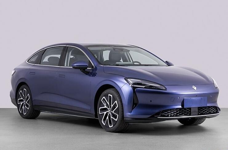 【宝骏云光申报图曝光】
宝骏云光是上汽通用五菱第一台中大型轿车，长宽高分别为50