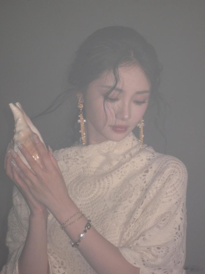 还以为周洁琼周围是仙气还以为周洁琼周围是仙气，都美成明珠了，好有神性美啊周洁琼美