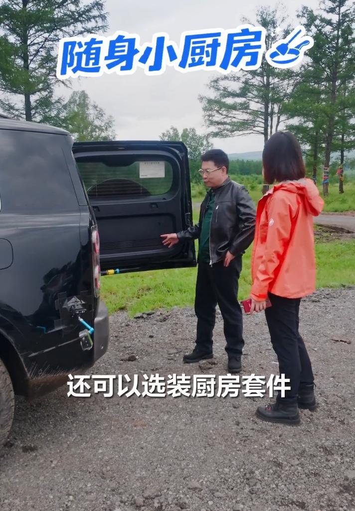 余总亲自爆料了G9的更多玩法，除了车顶帐篷，还可以选装厨房套件，后备箱打开就能拓