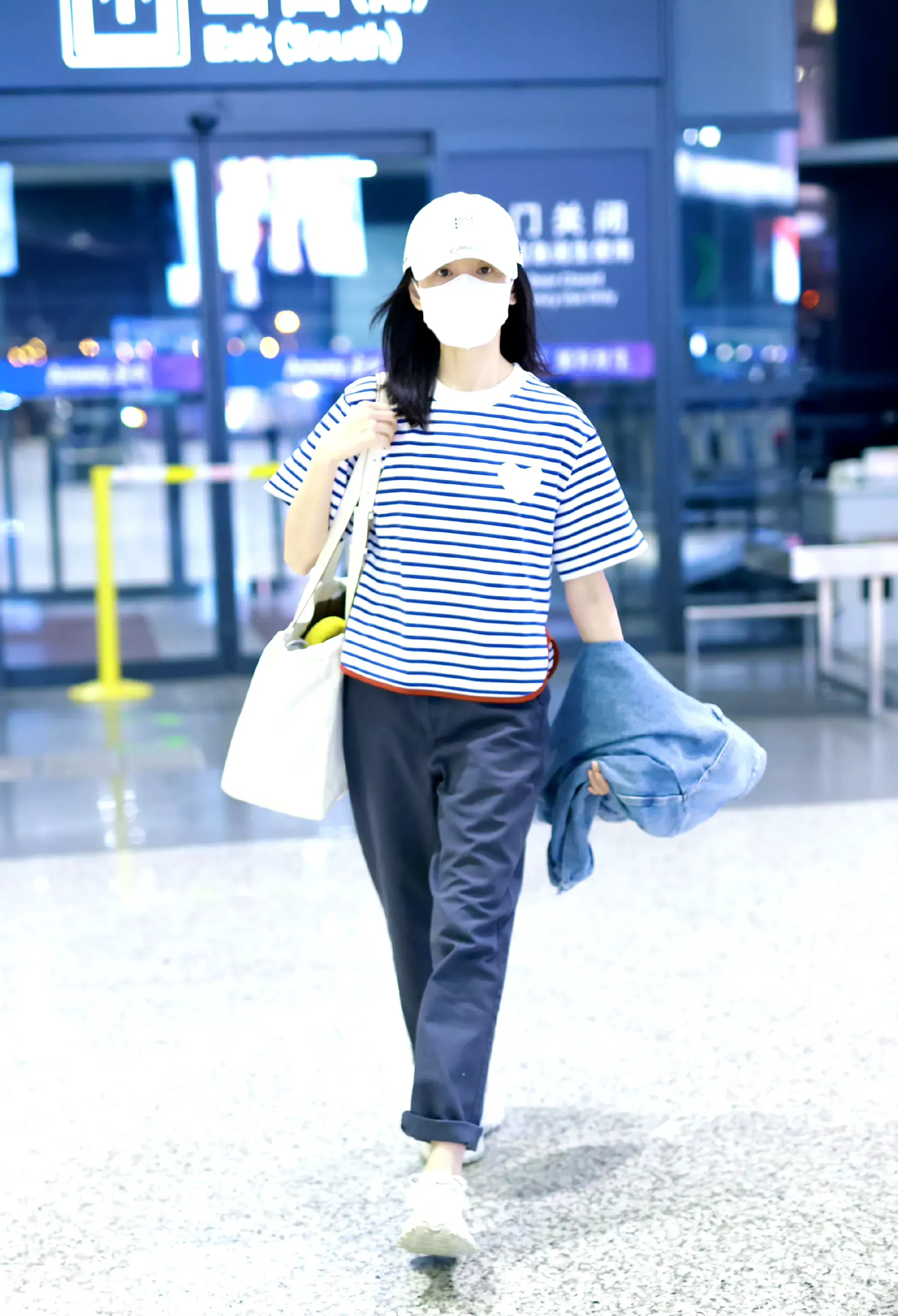 她与董璇同名，离婚后坚持单身至今。致力于事业和孩子的成长，涉足直播与演艺界。如今