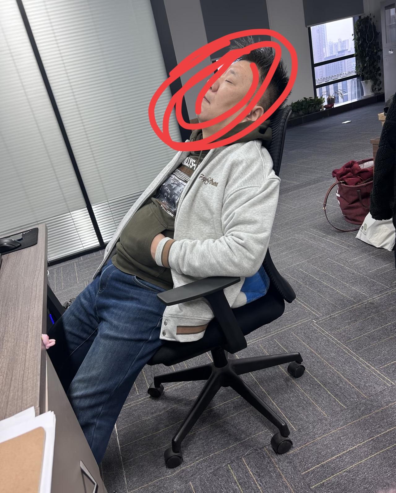 保安跟这员工说：你上班时间睡觉让我拍到了，我了也不再废话了，厂里上班睡觉规矩是罚