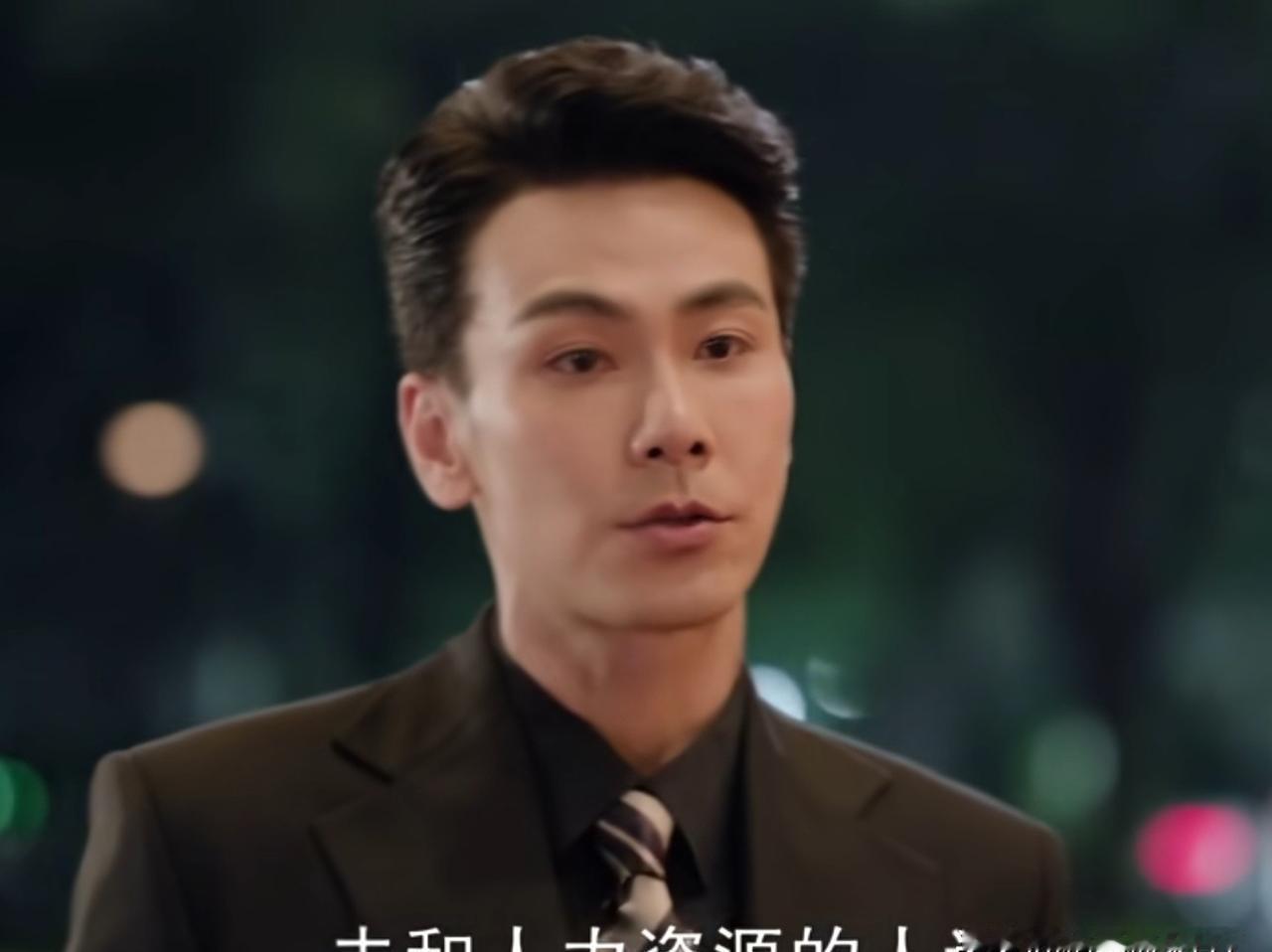 大学肄业生，竟空降国际大厂。
你品品，这背后藏着多少教科书外的“潜规则”。