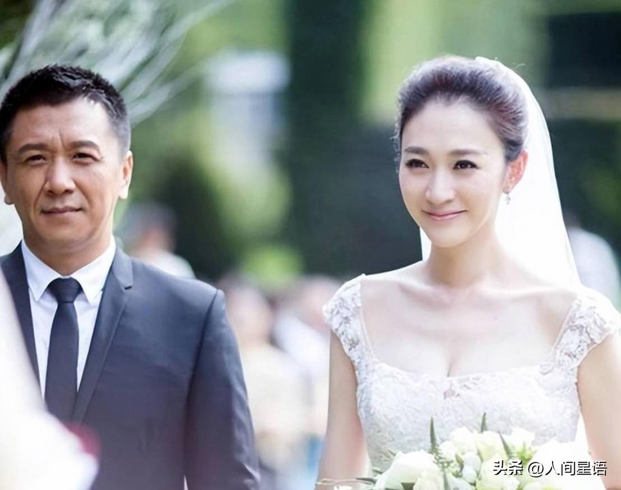 李小冉被曝离婚，手续已于去年11月办完。11年婚姻，现在才传出消息，说明这事早已