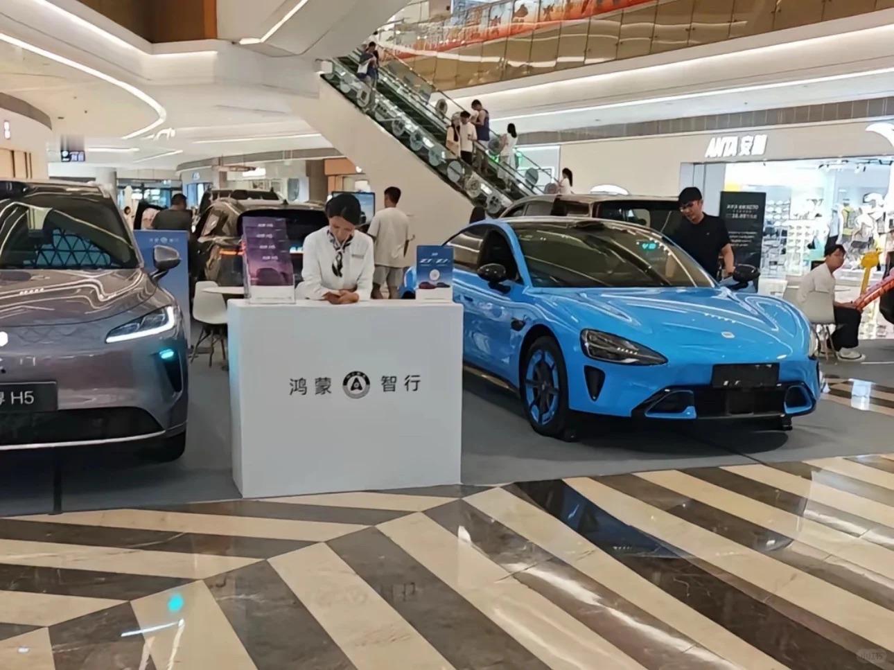 最近两天讨论比较激烈的鸿蒙智行展台摆了一辆小米SU7，有知道真相的朋友吗？