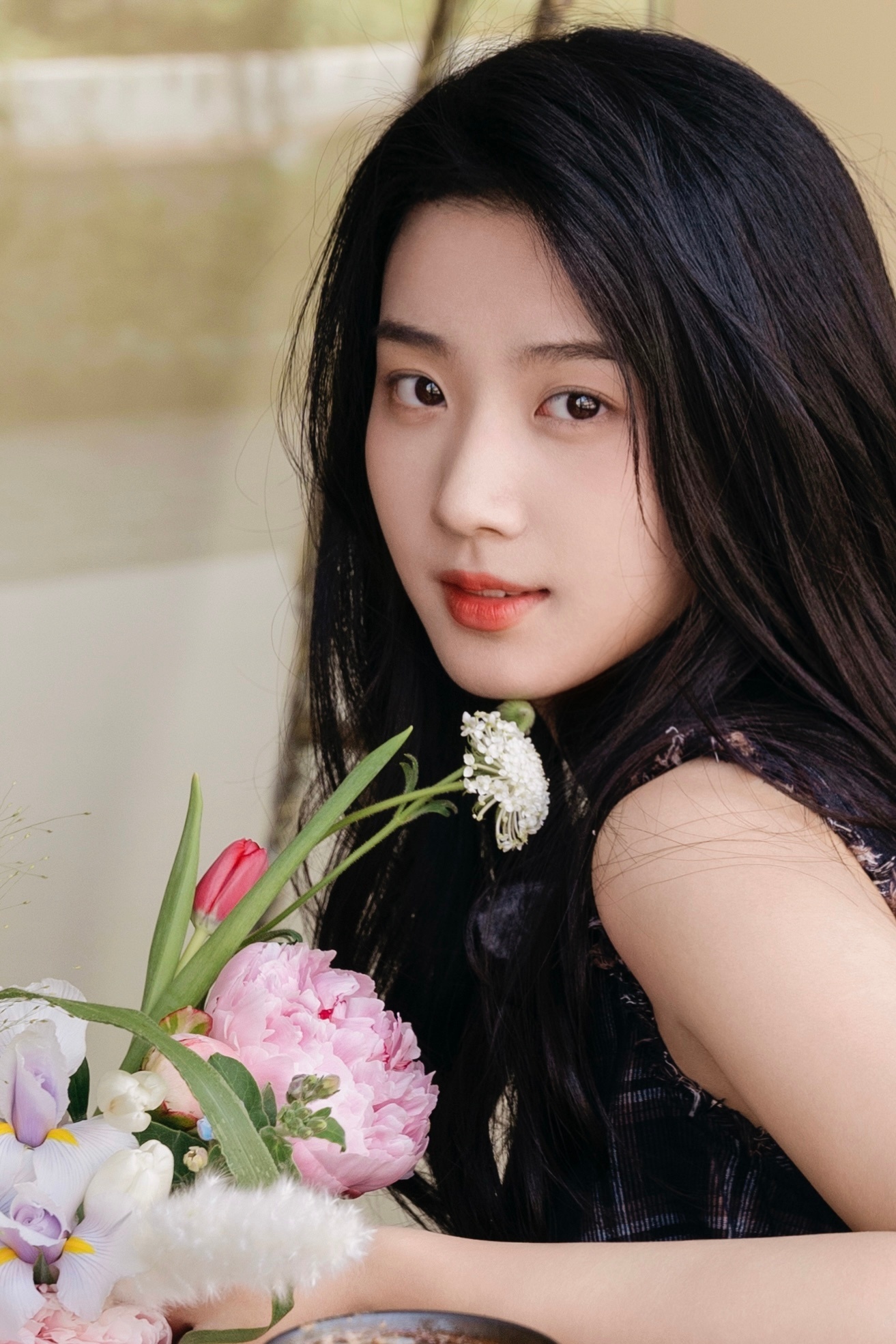 卢昱晓  黑色格子衣，搭配粉色、白色和紫色的花束，宛如一幅美丽的画卷。她的笑容，
