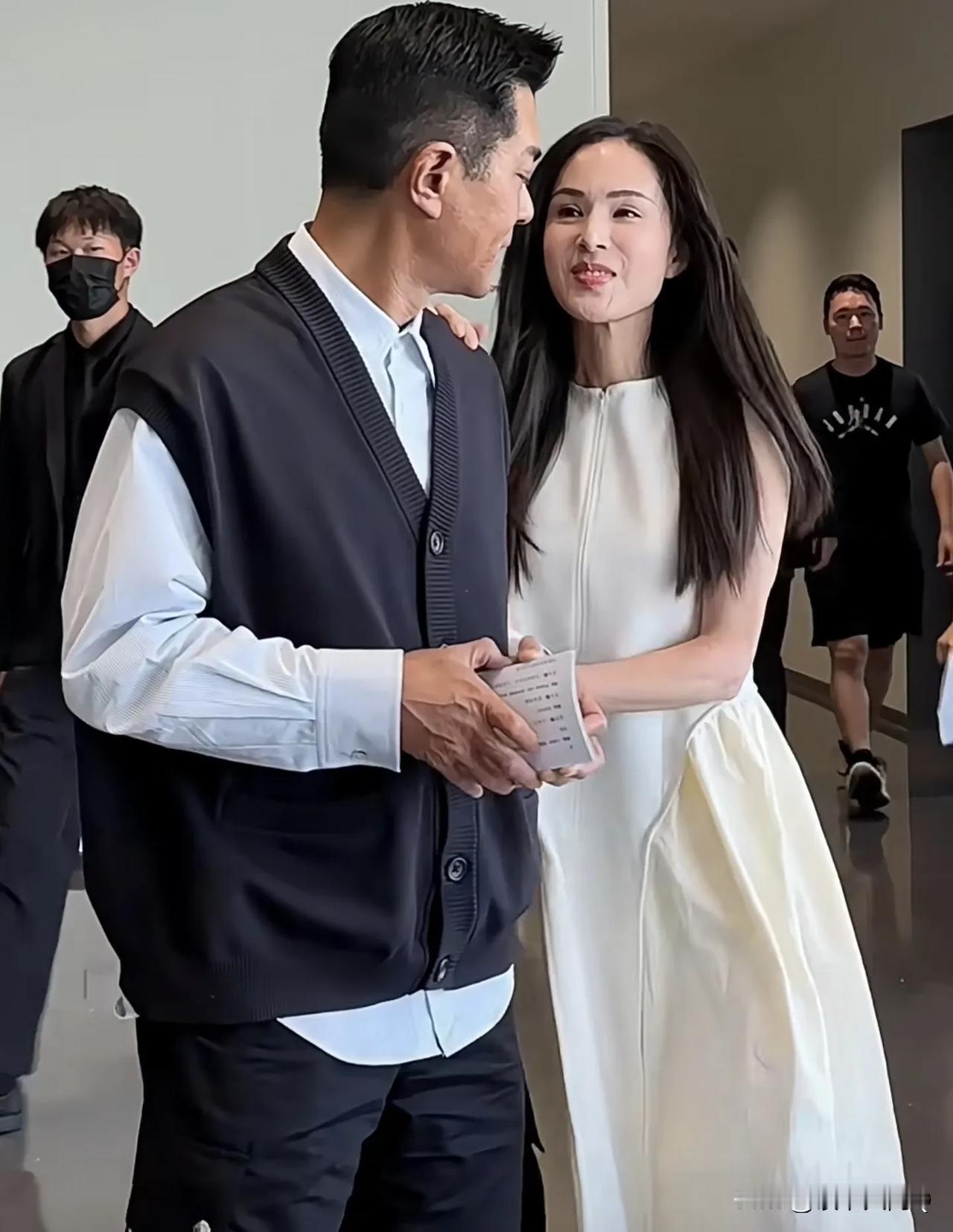 这两个人每次聚在一起！总让人想起来以前的美好回忆！都老了，但快乐的记忆还在，和小