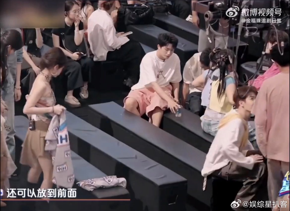 孟子义给王弘毅科普屁帘 王弘毅还在感叹裙子实用，孟姐已经一本正经开始科普名称，耿