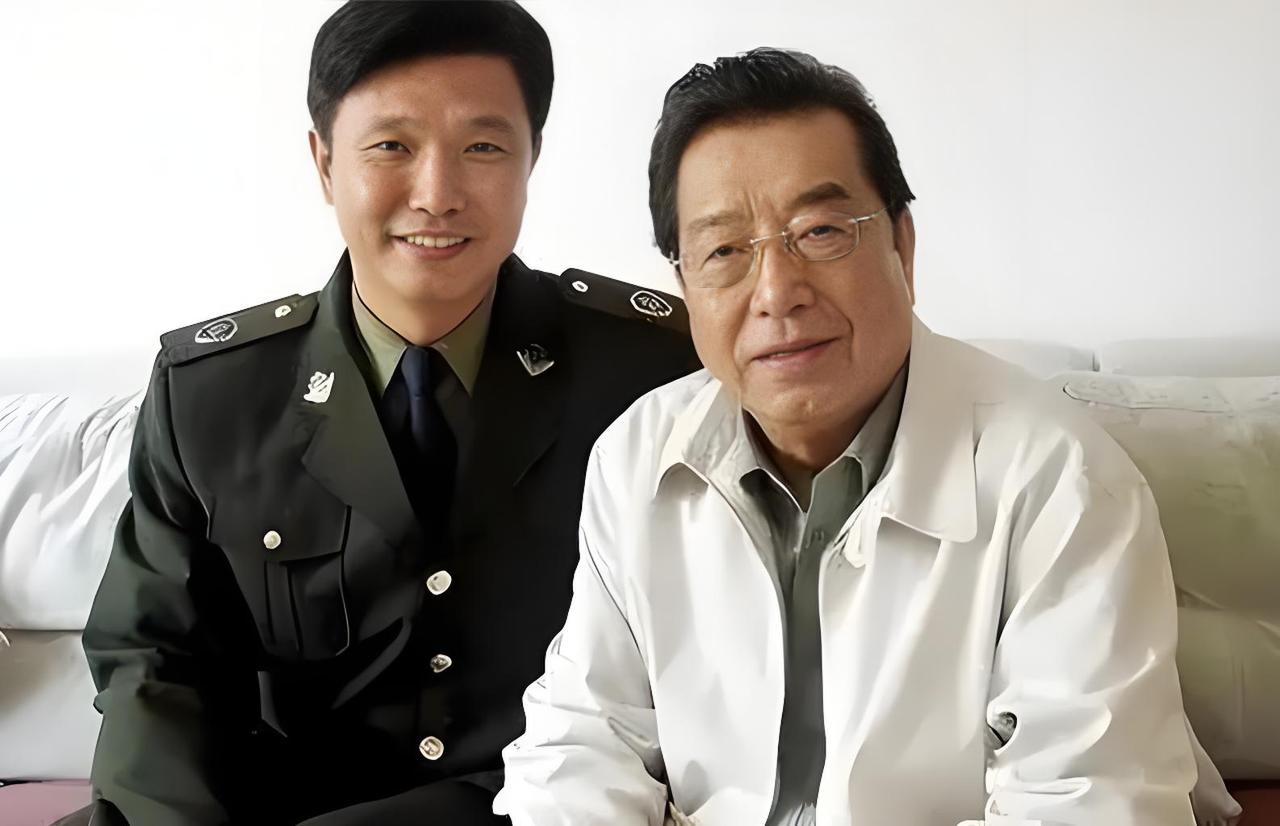 和李双江合影的男生真是他的儿子李贺吗？？？