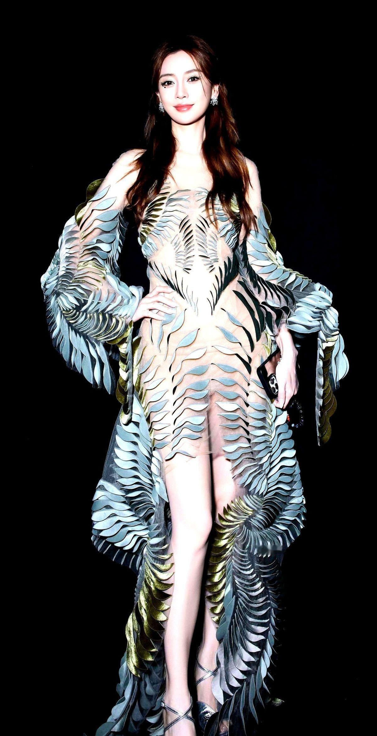 杨颖登上时装周红毯，看似平常，却无声碾压全场。

镜头刚对准，她脸上的轮廓，马上