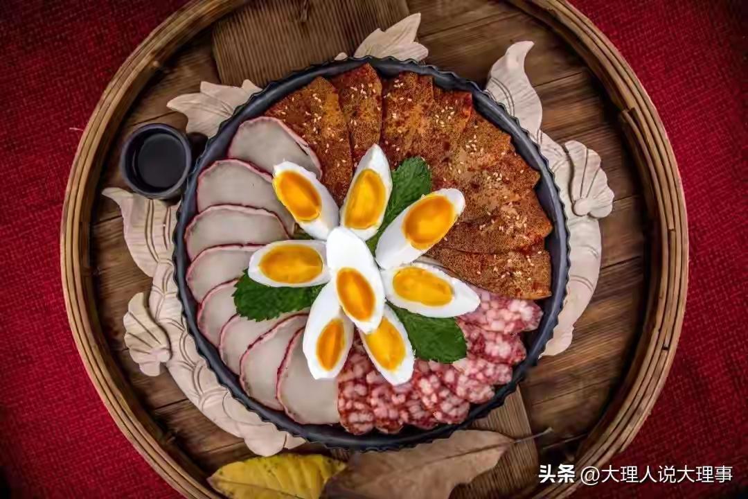 大理“八大碗”又叫“土八碗”，白族的“土八碗”极具特色！荤素搭配，营养丰富的食谱