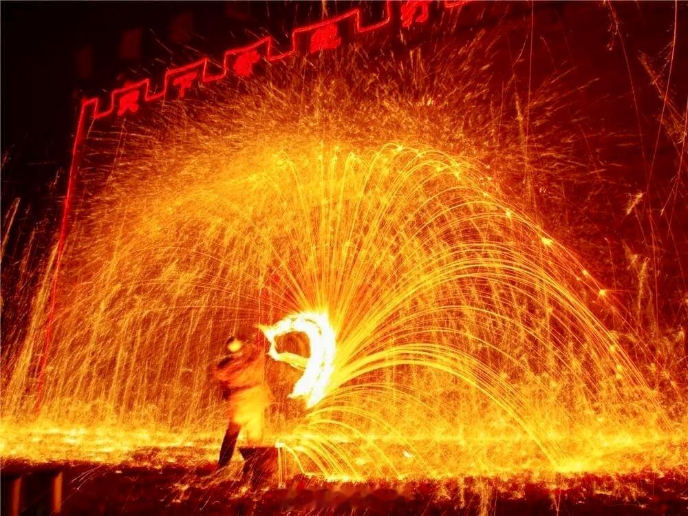 奶奶喜丧女子因朋友少求助网友居然真有几十名网友到现场送行，真是难得，愿老奶奶一路