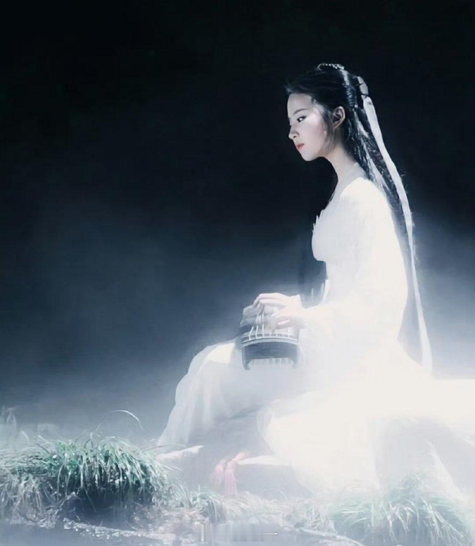 刘亦菲，说实在的，是我见过圈内最长红的女星。2003年，张纪中翻拍金庸《天龙八部