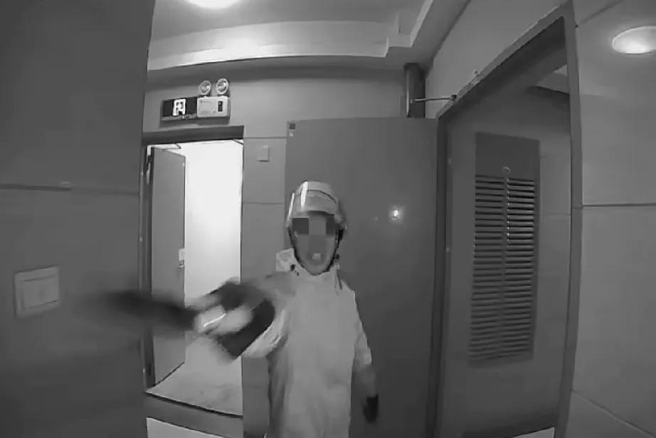 外卖员持刀威胁事件：冲动背后的思考

近日，在武汉市关东街道创业社区保利茉莉公馆