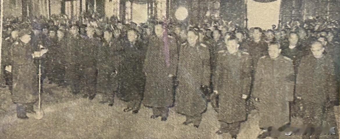 1964年首都各界公祭甘泗淇同志大会上，中国人民解放军总政治部主任徐立清同志致悼