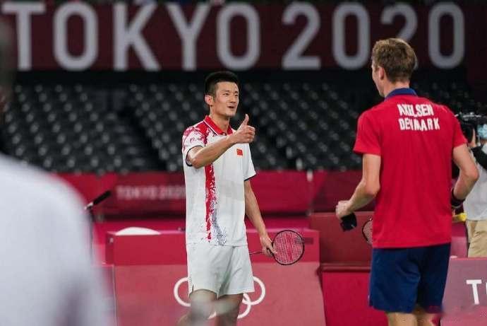 谌龙安赛龙相约江湖再见安赛龙说谌龙是榜样 昨日宣布退役，今日社媒再晒出两人同场竞