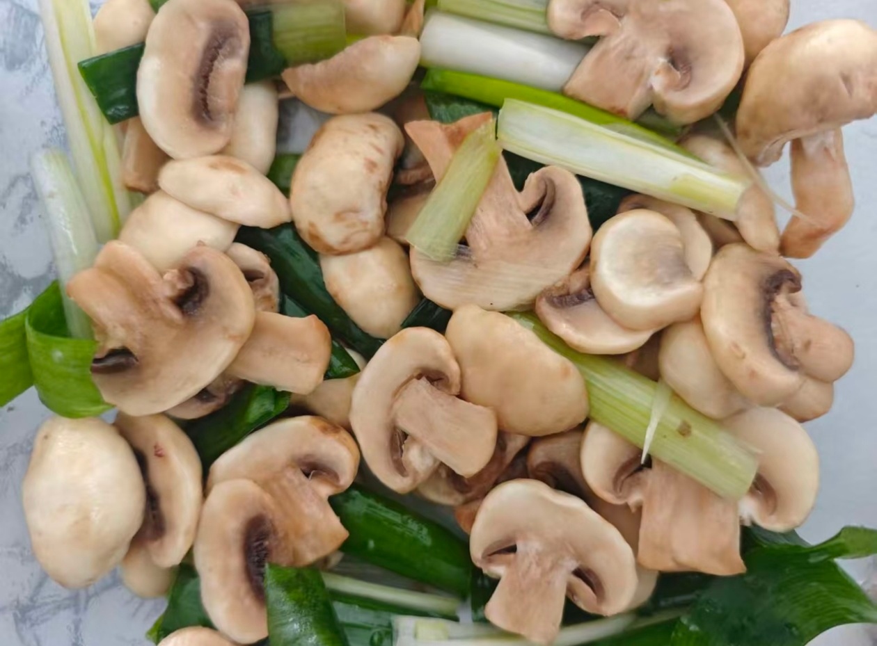 冷知识：口蘑可以生吃。放点盐和香油，放把小葱，齐活！好好吃饭的一年