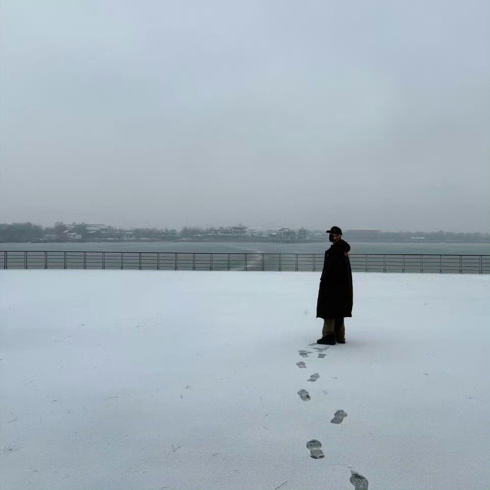 肖战雪中自拍肖战 在北方的南方人看到雪了南方人的玩雪时间到！堆雪人、拍帅照，连涂