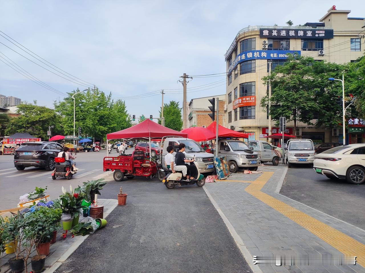 鄠邑区朝阳路与东新路十字的四个角落，摊贩常年占道经营，还支起了七八个帐篷，昼夜都