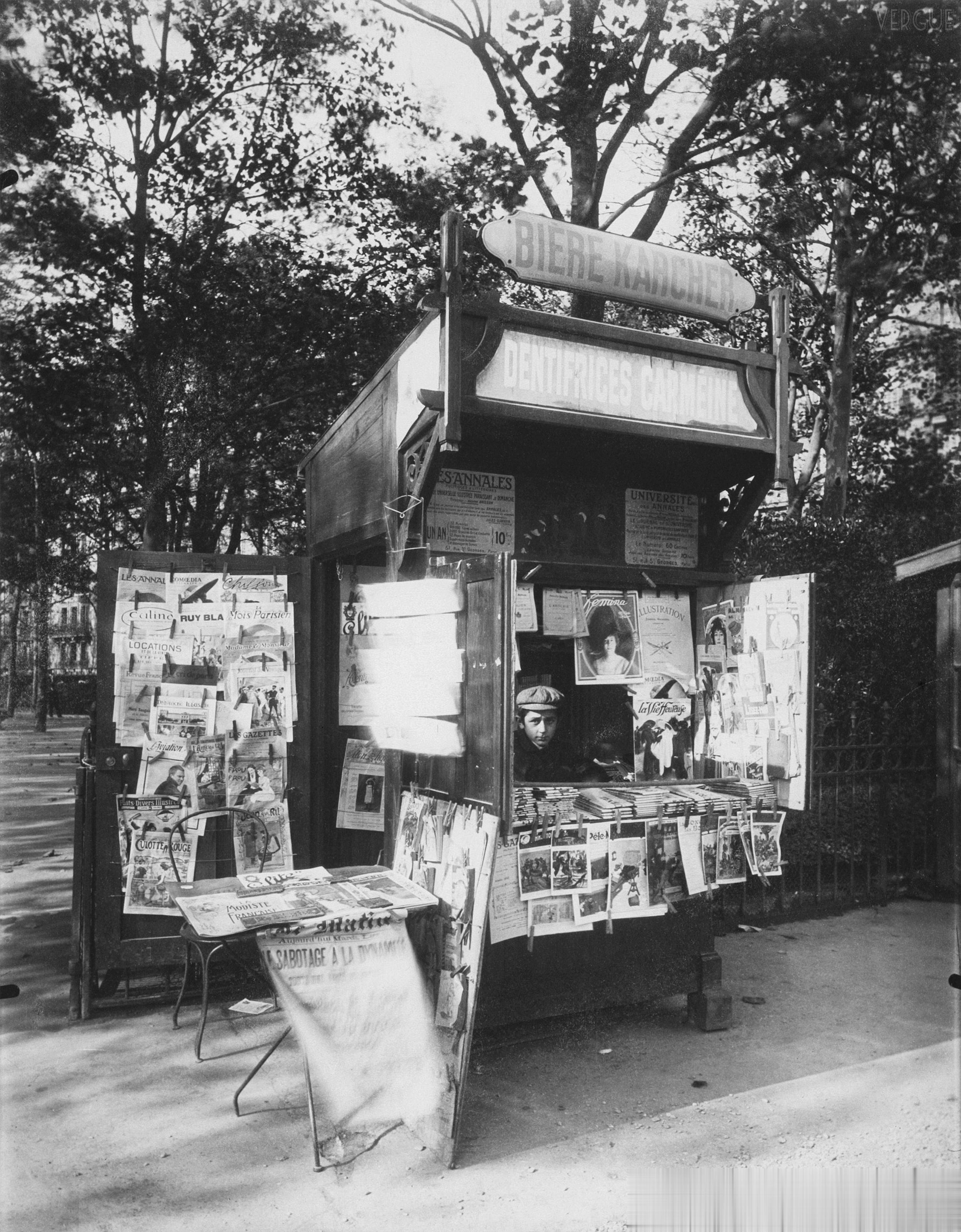 1910年前后巴黎街头的报刊亭 ​​​