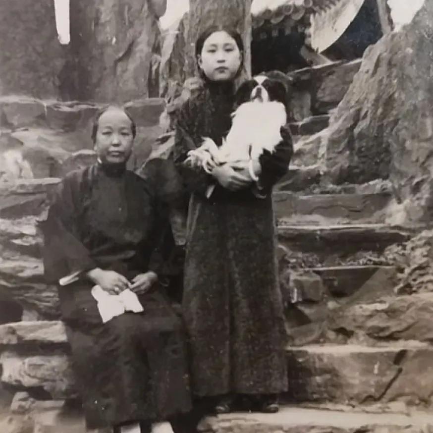 1937年，郭榕和母亲，一张珍贵的留影，怀里抱着一只小狗，她就是《大宅门》中“李