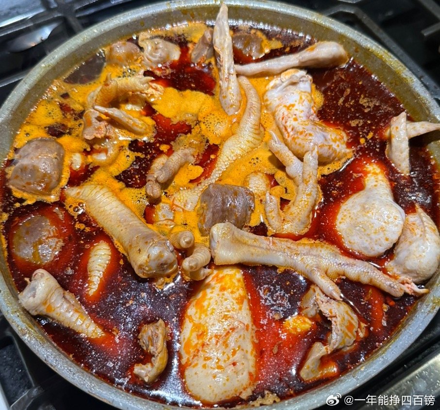 大半夜卤鸭货，感觉自己像女巫一样站在锅边搅搅搅… 