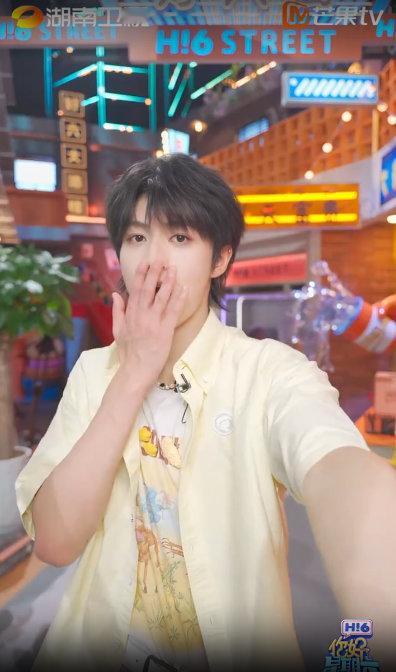 登陆少年全员打卡hi6好六街你好星期六 登陆少年全员来到好六街拍惊讶转场，魅力四