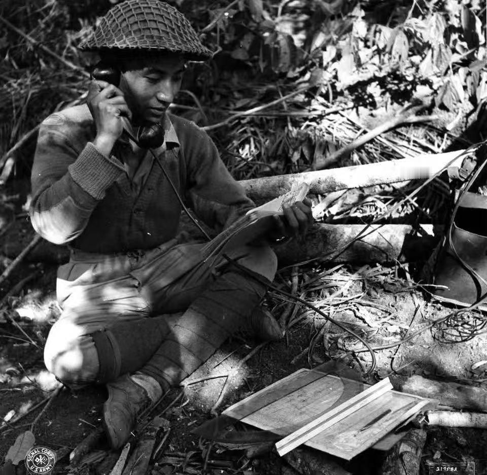 图一：1944年，缅甸战场上，远征军士兵正通过军用电话通信，引导炮兵轰击日寇阵地
