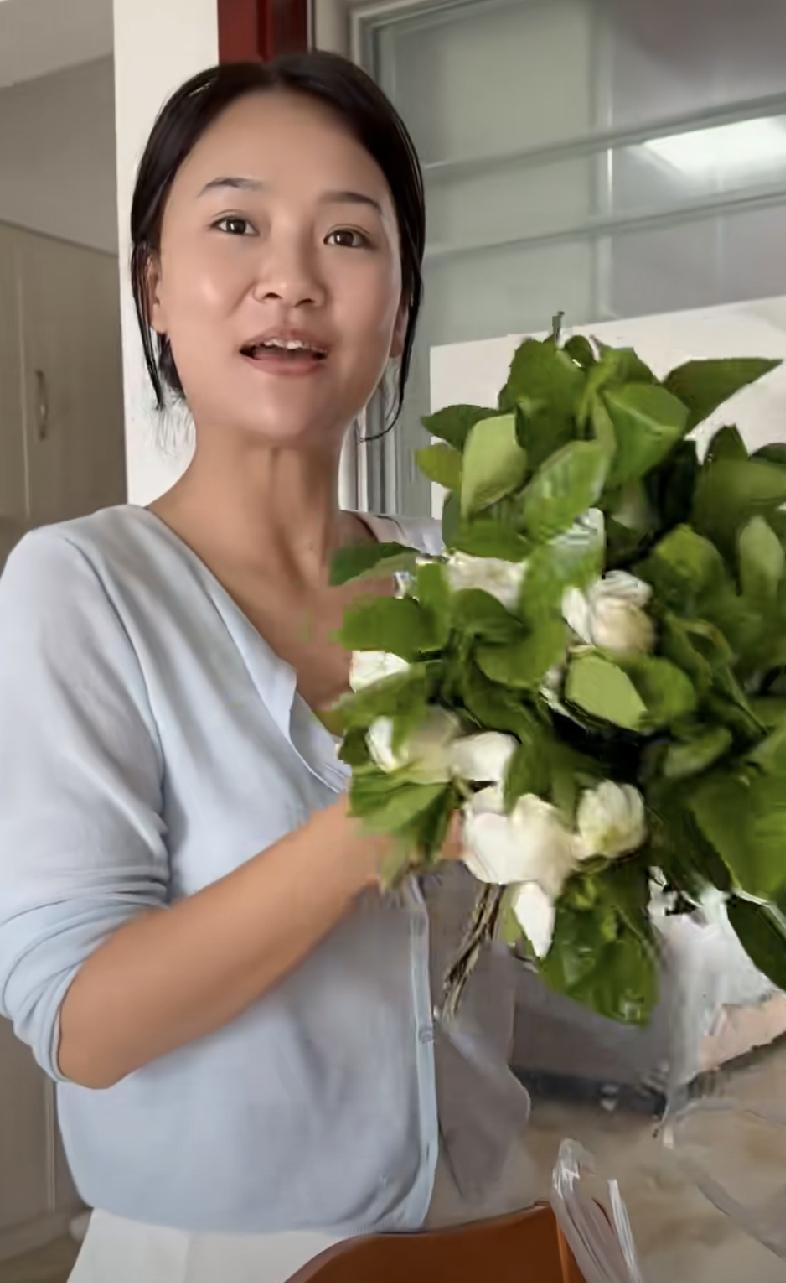 建议小二娃现任吴晓慧把“杨了个阳”直接改名，改成鹅姐！
其实鹅姐这个名字还是很好