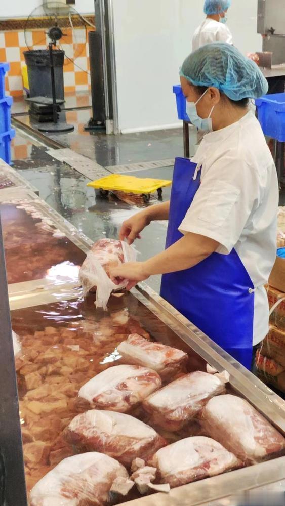 【广州黄埔一小学配餐用冻肉？相关部门介入调查，涉事公司回应】9月21日，广州市黄