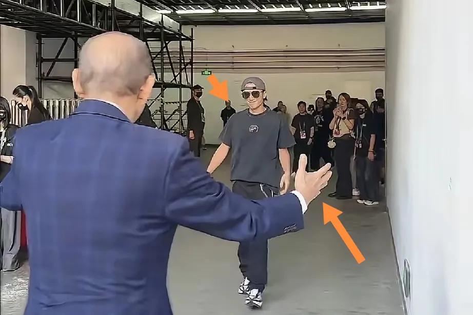 谢霆锋戴墨镜会见老板温馨相拥。