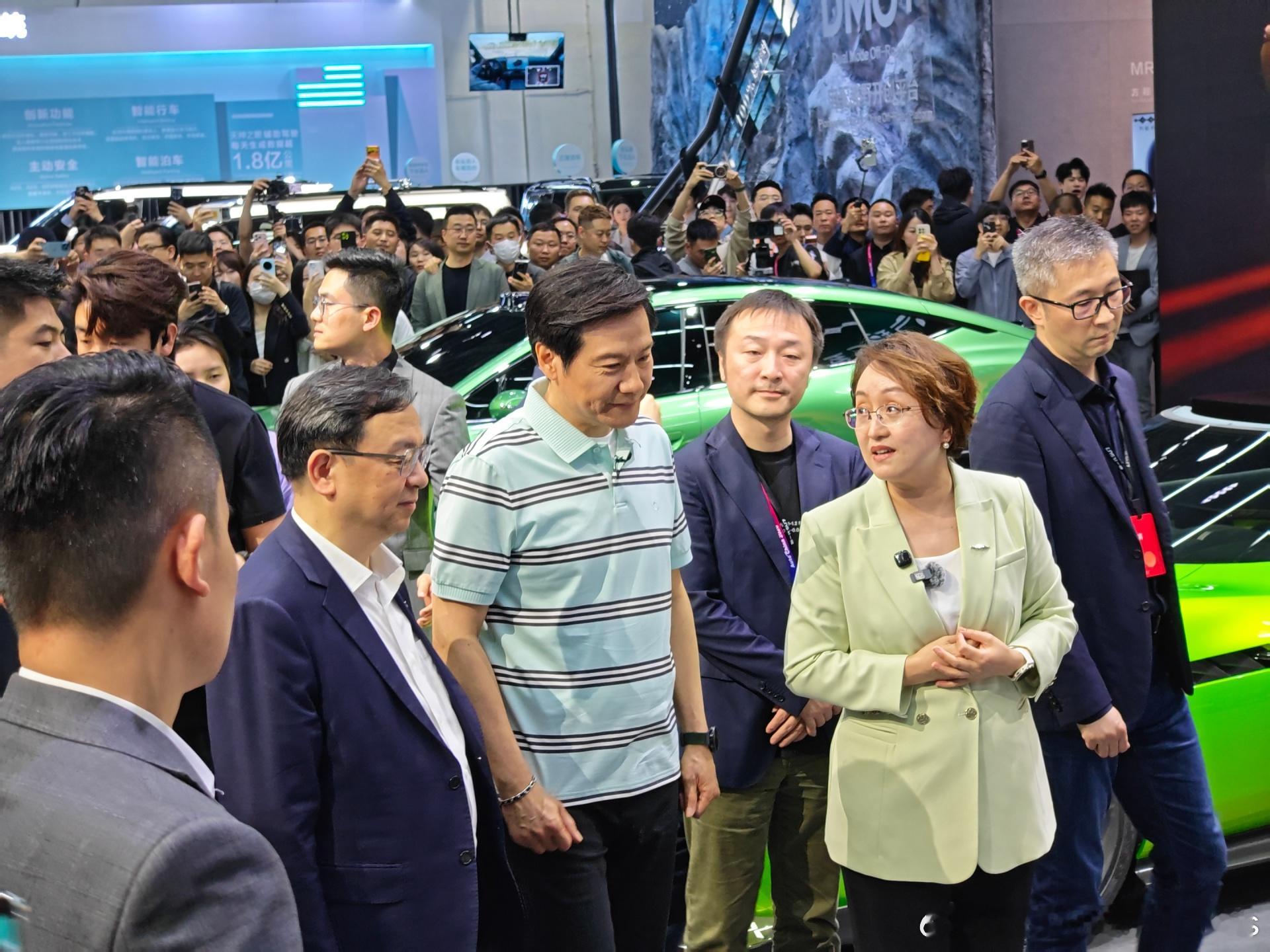 今天迪子展台也挺热闹啊，雷总，二代刀想来多少套啊 北京·中国国际展览中心顺义新馆