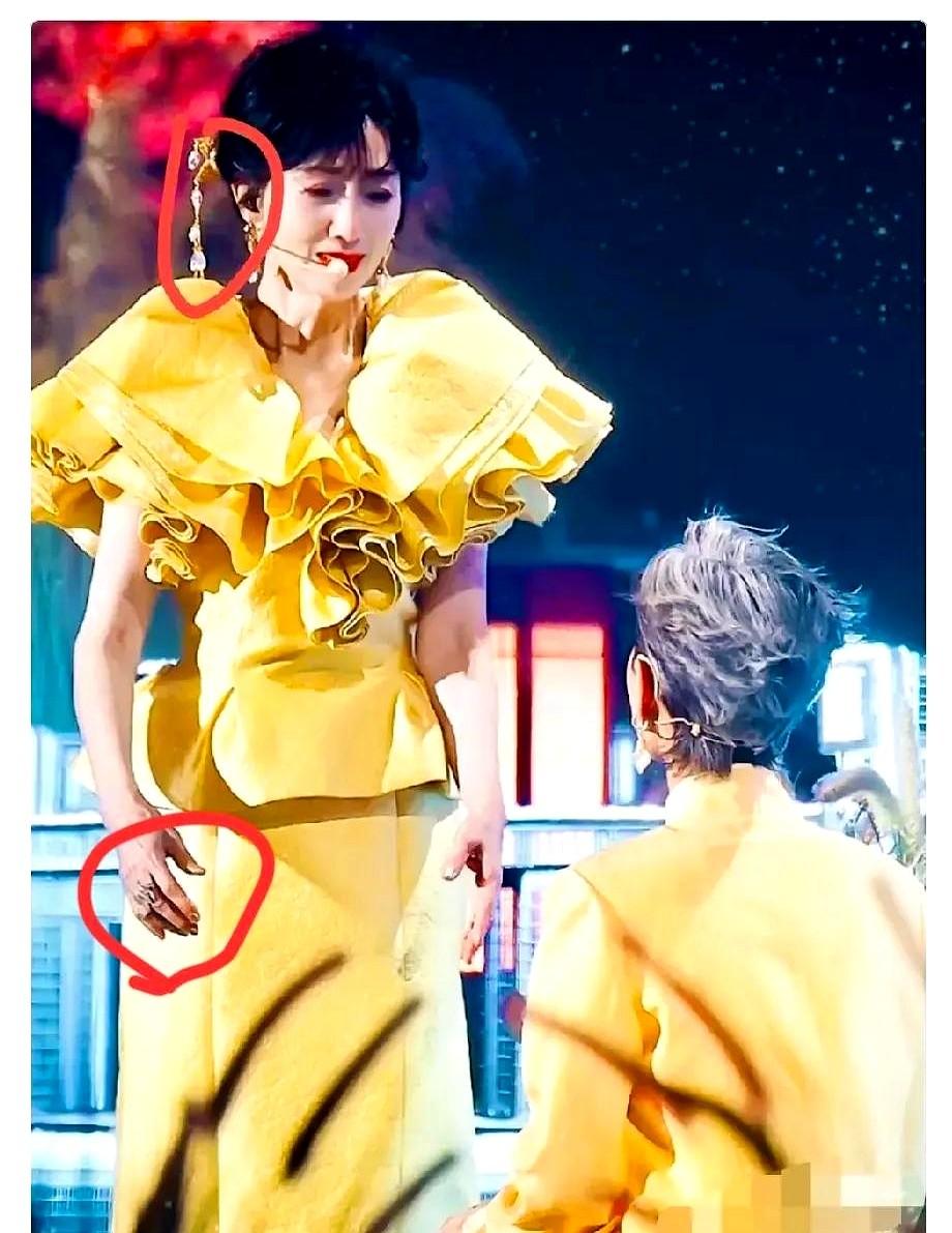 赵雅芝最近演唱会现场又双叒叕穿白纱了！

家人们谁懂啊，这届网友在后台直接炸开锅