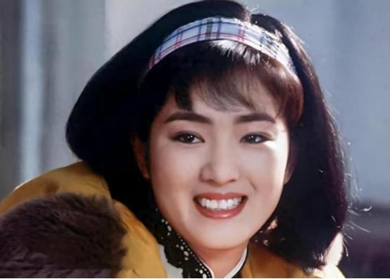 1993年，向华强带巩俐回酒店房间，巩俐吓得两腿发软，赶紧躲进洗手间半天不出，向