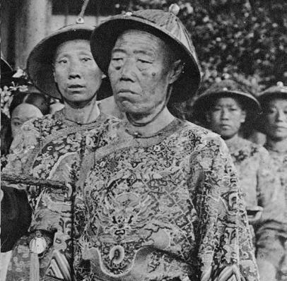 1966年，北京发现了太监李莲英的墓。当专家打开棺椁想要移开李莲英的尸体时，却被