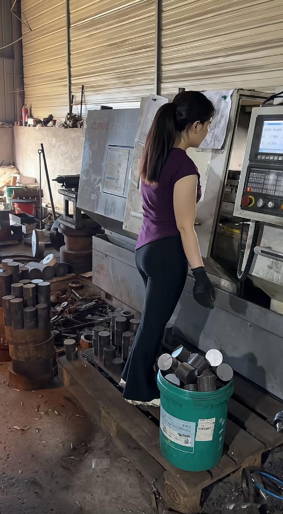 秋日生活打卡季也不是吹只要有她在，厂里的精神小伙就不会跑