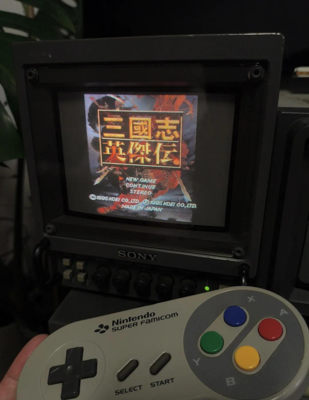 索尼彩监pvm6041qm
屏幕还没手柄宽
小小的彩监
玩玩字体大的游戏正好
比