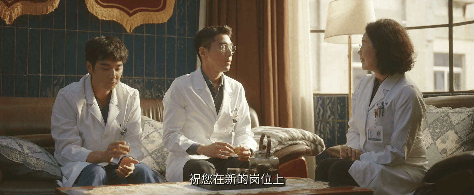问心2医生建议多喝开水 追《问心2》学到实用养生知识，胃不舒服千万别靠冰饮解暑。