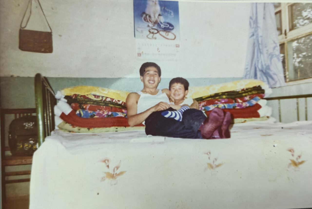 我的老屋
这两张照片是我家老屋我们一家三口生活照，那时我还在部队，这是休探亲假时