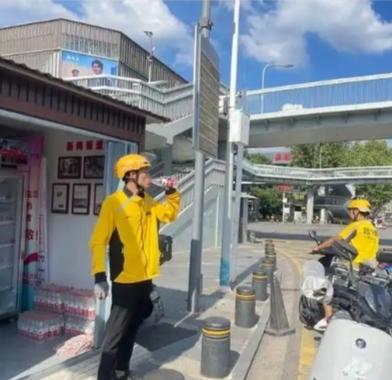 重庆外卖小哥路边被小女孩讨水喝，一句问话撕开心酸真相，看完破防了
 
重庆的街头