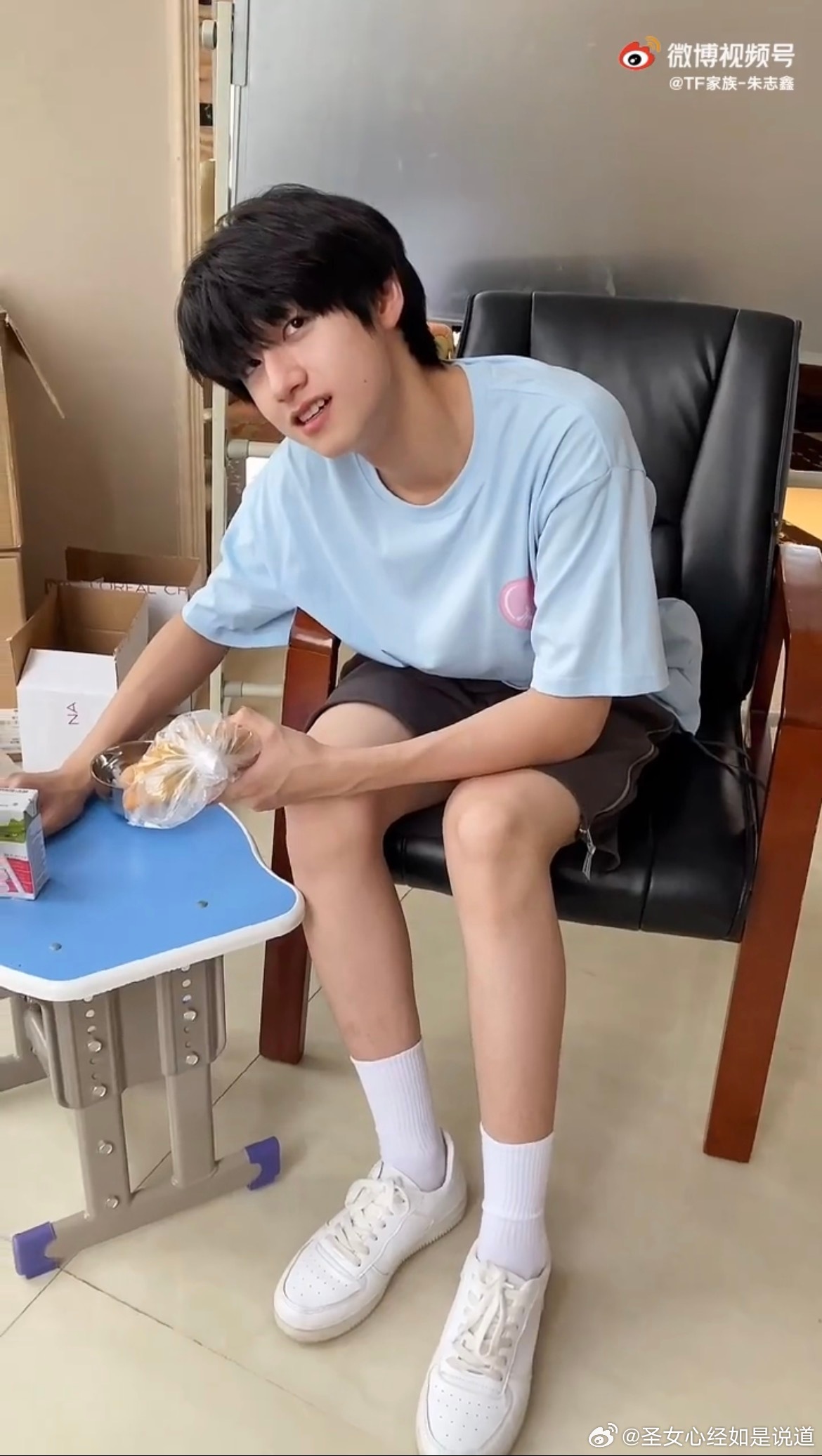 这腿真是又细又长又白啊，也没什么腿毛 