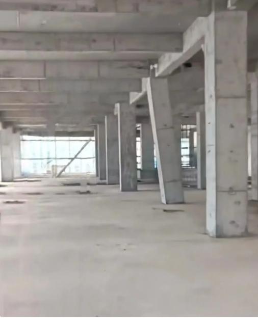 吓一跳！这根柱子为啥是弯的？真的安全吗？
 
谁能给解释一下，这工地里中间那根柱