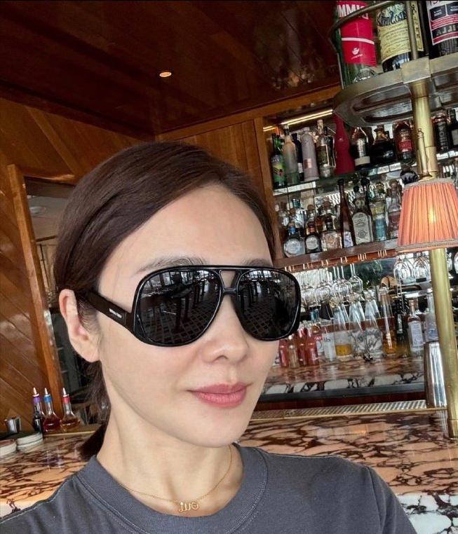 53岁黎姿波士顿度假，女儿给拍的照也是充满了爱！都这个年纪了还这么优雅时髦还真让