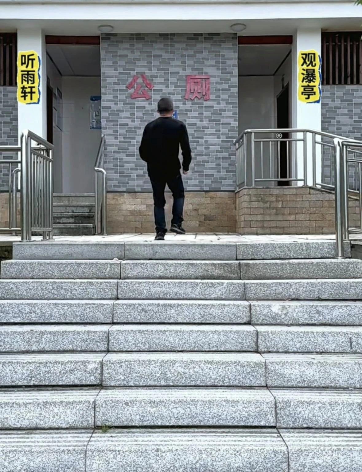 一个晴朗的周末下午，阳光洒满了小镇的每一个角落。
在镇中心的小广场上，人群熙熙攘