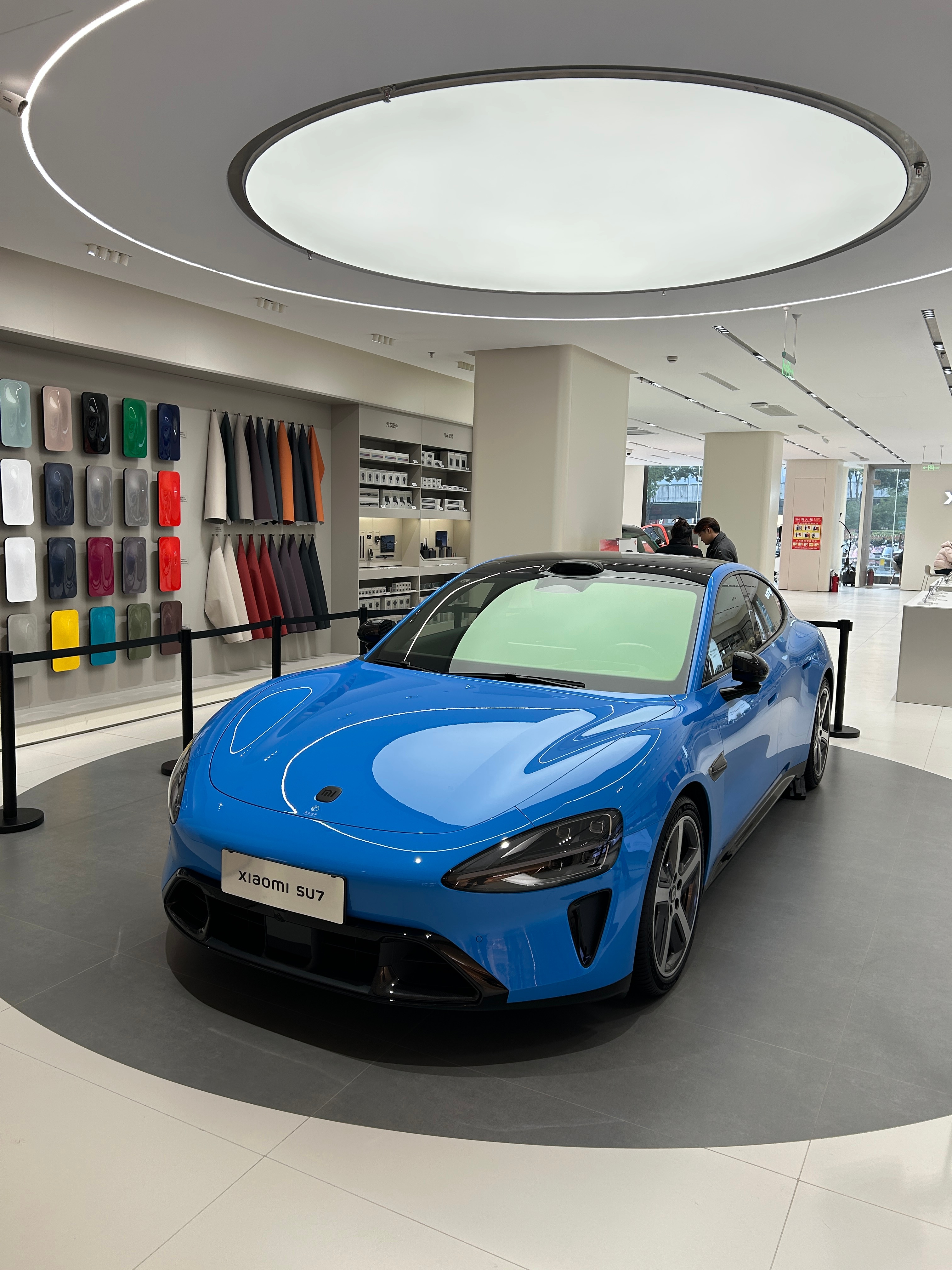 现在的商城一层配置，哈哈哈哈哈全都是新能源车，就像进了汽车城一样。 